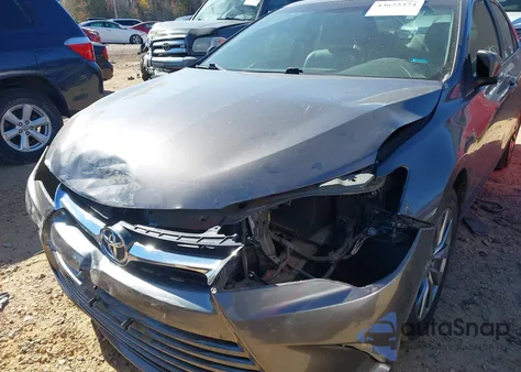 2015 Toyota Camry Xle z USA, uszkodzony, nr VIN 4T1BF1FK9FU875306